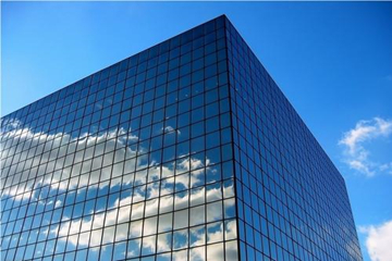 Quelle est la différence entre un mur-rideau en verre et un profilé en aluminium
